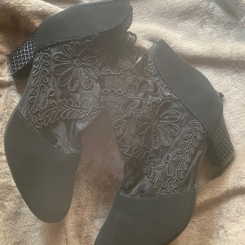 Lace-bead boots